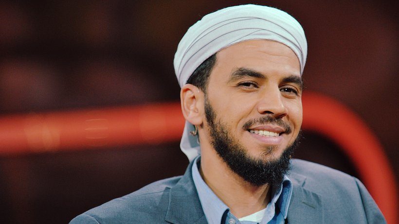 داعش يهدده بالقتل.. كيف تحوَّل داعية سلفي متشدد لرجل ينأى بالشباب عن التطرف ويخطب بالكنائس الألمانية؟