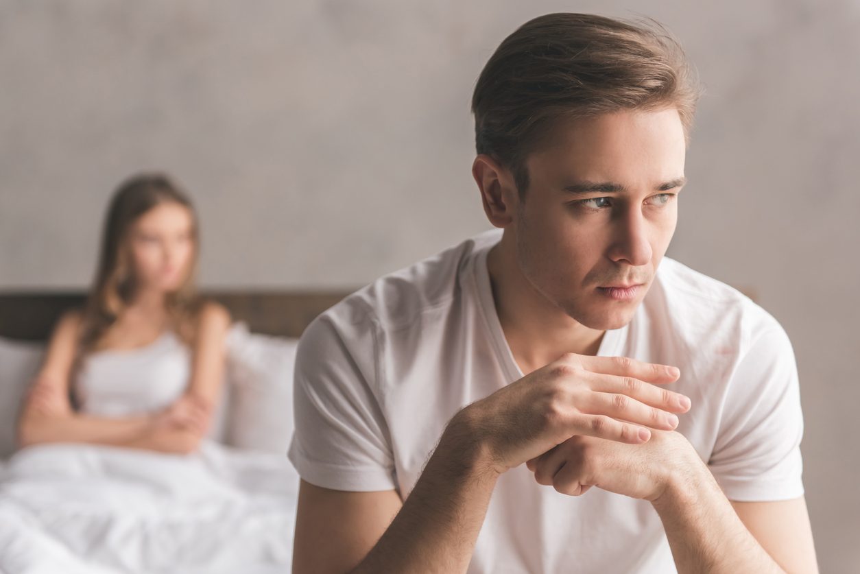 قبل أن تشمئزي منه أو تطلبي الانفصال.. هذه الأسباب هي التي تُجبر زوجك على إدمان الأفلام الإباحية