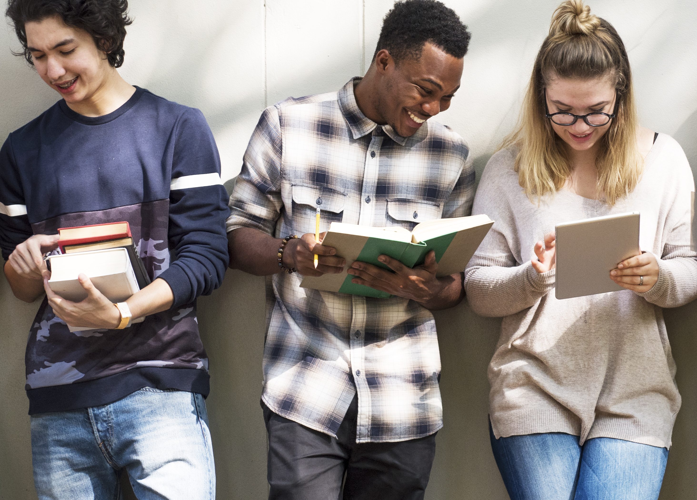 لعطلتك الصيفية.. تشكيلة مختارة من الكتب والروايات والأعمال الأدبية التي تجعل إجازتك مغامرة فكرية ممتعة