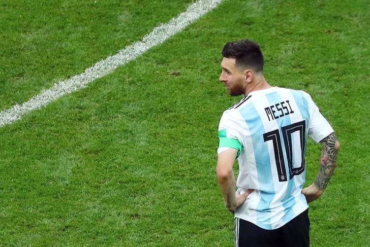 جمعهما مونديال 2002 وافترقا في روسيا 2018 بسبب ميسي.. النجم الأرجنتيني يتسبب في طلاقِ روسيٍّ من زوجته!