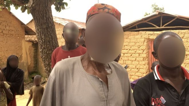حمى النساء في منزله، وأدخل الرجال المسجد!.. إمام ينقذ مئات المسيحيين من مجزرة على يد مسلحين رداً لجميل فعلوه قبل 40 عاماً