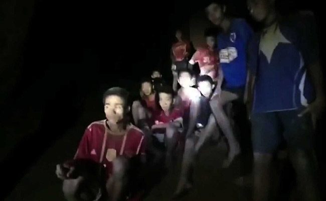 لحظات تحبس الأنفاس لفرق الإنقاذ وهي في طريقها لنجدة “فتية الكهف”.. عليهم التحرك أحياناً في مساحة عرضها سنتيمترات معدودة!