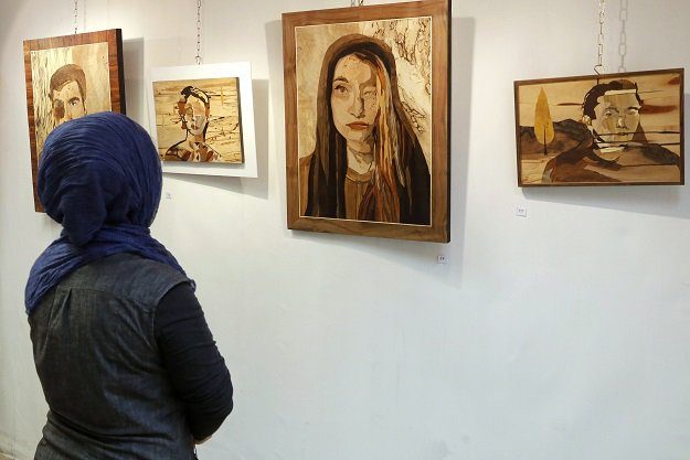 سائل حمضي حارق يطارد بنات إيران إذا ارتدين “ملابس غير ملائمة” والجناة يهربون.. عفواً تم حفظ التحقيق