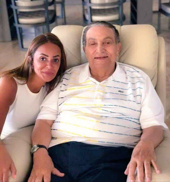 صورة حديثة لمبارك بصحبة إحدى السيدات.. هكذا بدت ملامح الرئيس الأسبق التي أثارت دهشة رواد الشبكات الاجتماعية
