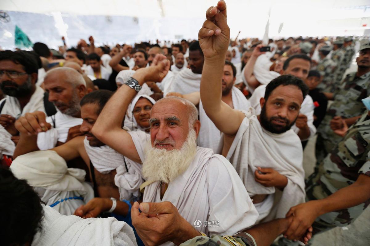 الحجاج يرمون الجمرات.. ضيوف الرحمن يبيتون في مِنى، ويواصلون أداء أركان الحج في أول أيام التشريق