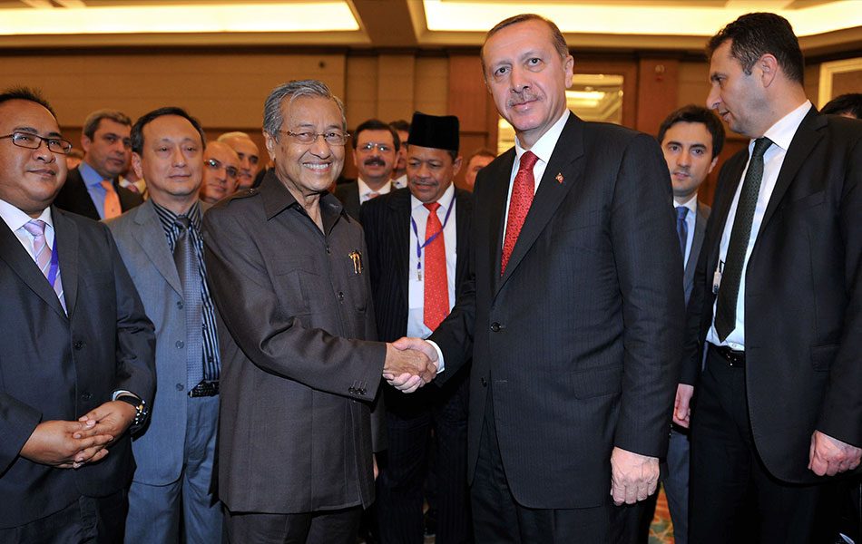 هل يلجأ أردوغان لوصفة مهاتير التي أنقذ بها ماليزيا؟ انهيار الليرة التركية ليس نهاية الطريق، بل ربما بدايته