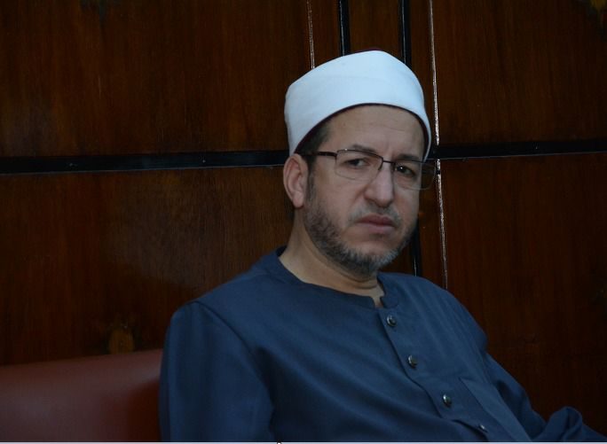 «القاهرة» اسم من أسماء الله الحسنى، جملة بخطبة الجمعة تحيل إماماً مصرياً للتحقيق