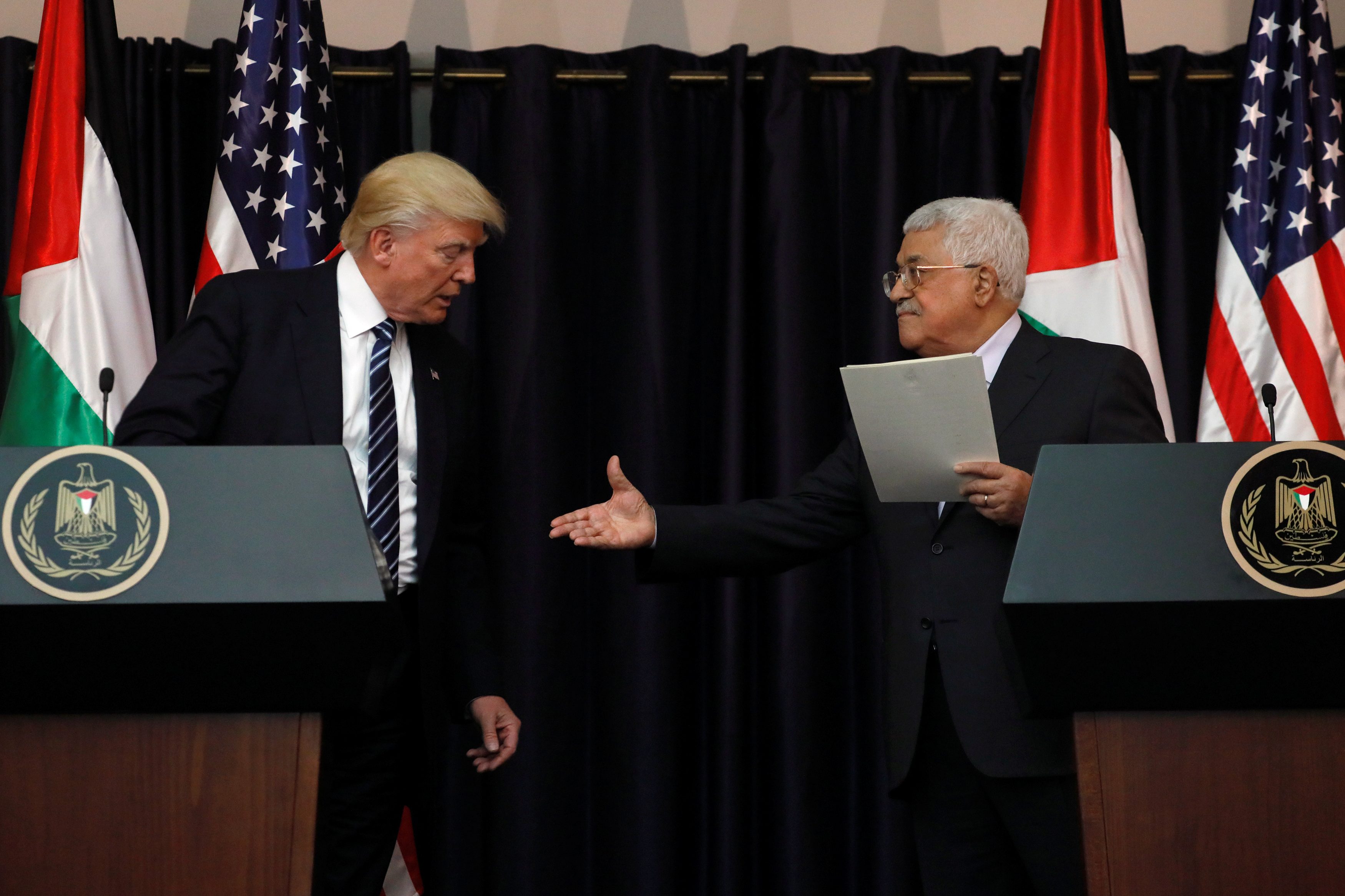 «نريد تهدئة بغزة مع أو دون السلطة الفلسطينية».. إدارة ترمب منزعجة من «نهج عباس» في التعامل مع القطاع