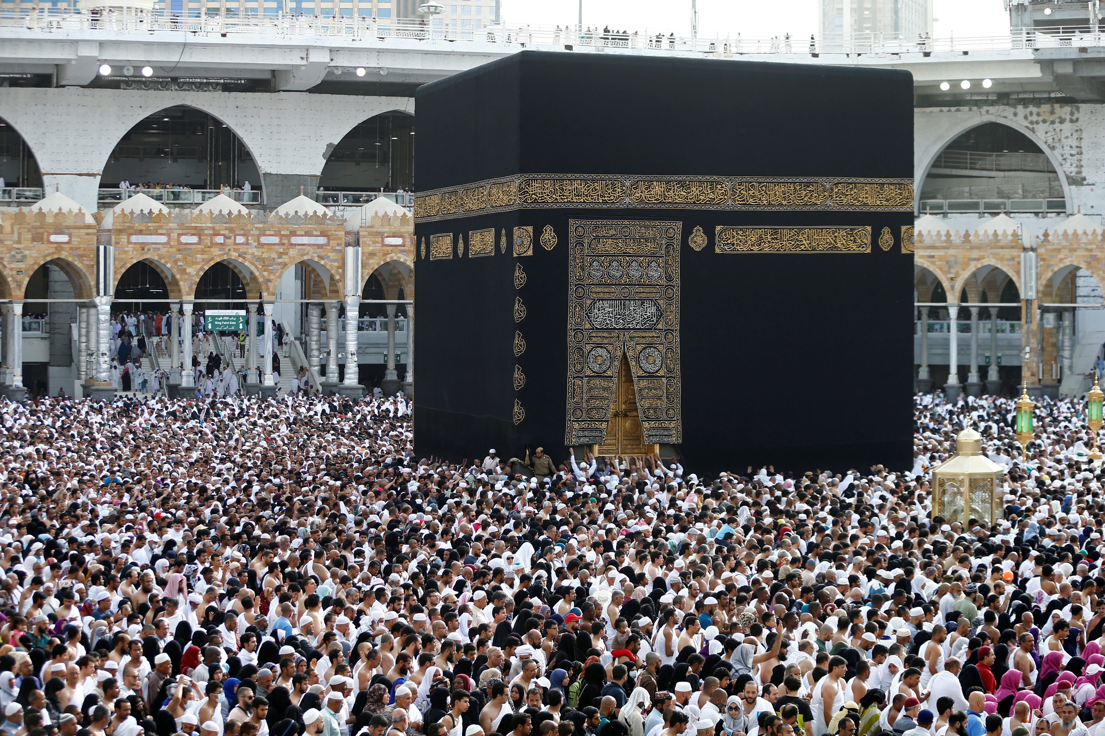 مليونا حاج بلغات مختلفة يحطون في أرض المملكة.. كيف سخَّرت السعودية التكنولوجيا للتواصل معهم وتسهيل تحركاتهم؟