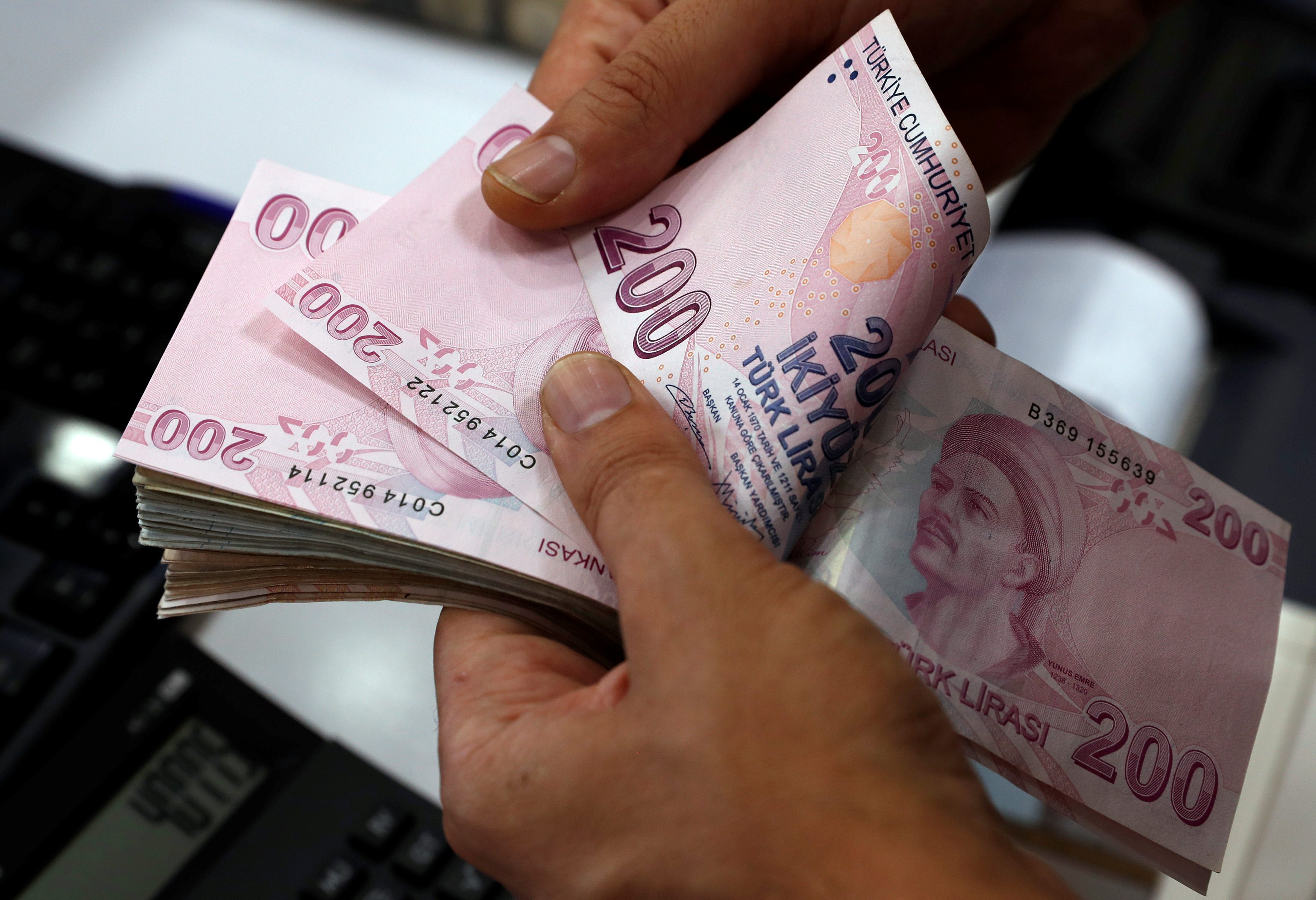 العالم اليوم انشغل بتدهور الليرة حتى إن ترمب «افتخر» بقوة الدولار أمامها.. إليك أهم التقارير التي تشرح لك لماذا تدهورت العملة التركية