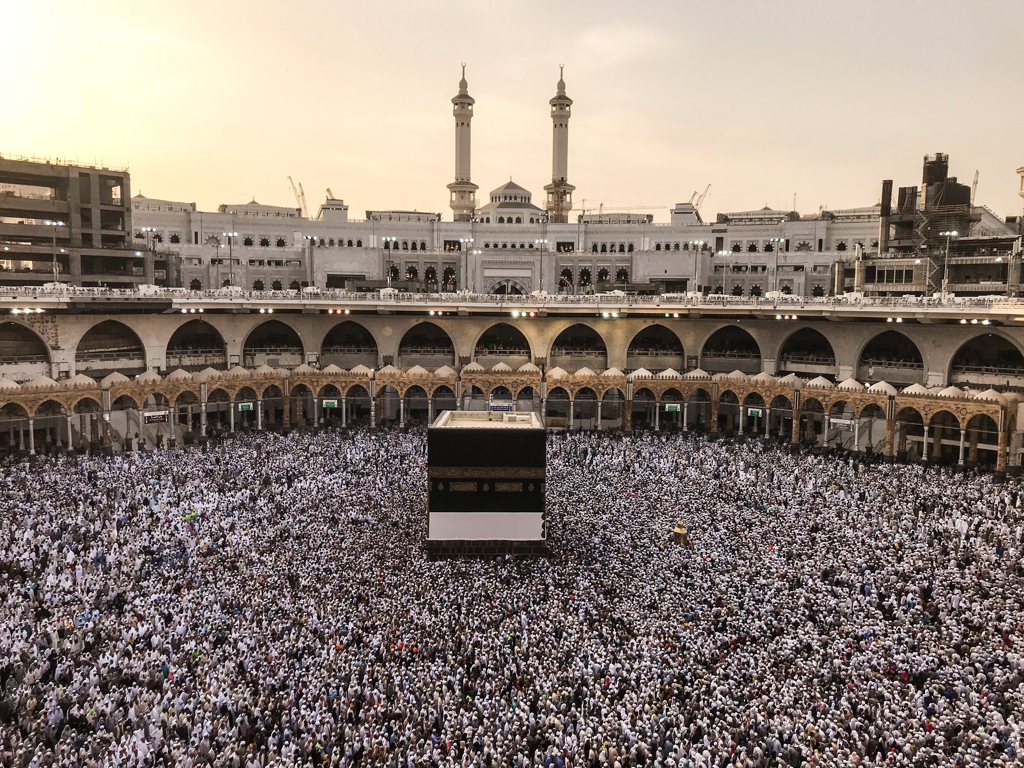 الحجاج يتدفقون على مكة.. كل ساعة 278 ألف مصلٍّ بالحرم المكي، و107 آلاف طائفٍ حول الكعبة