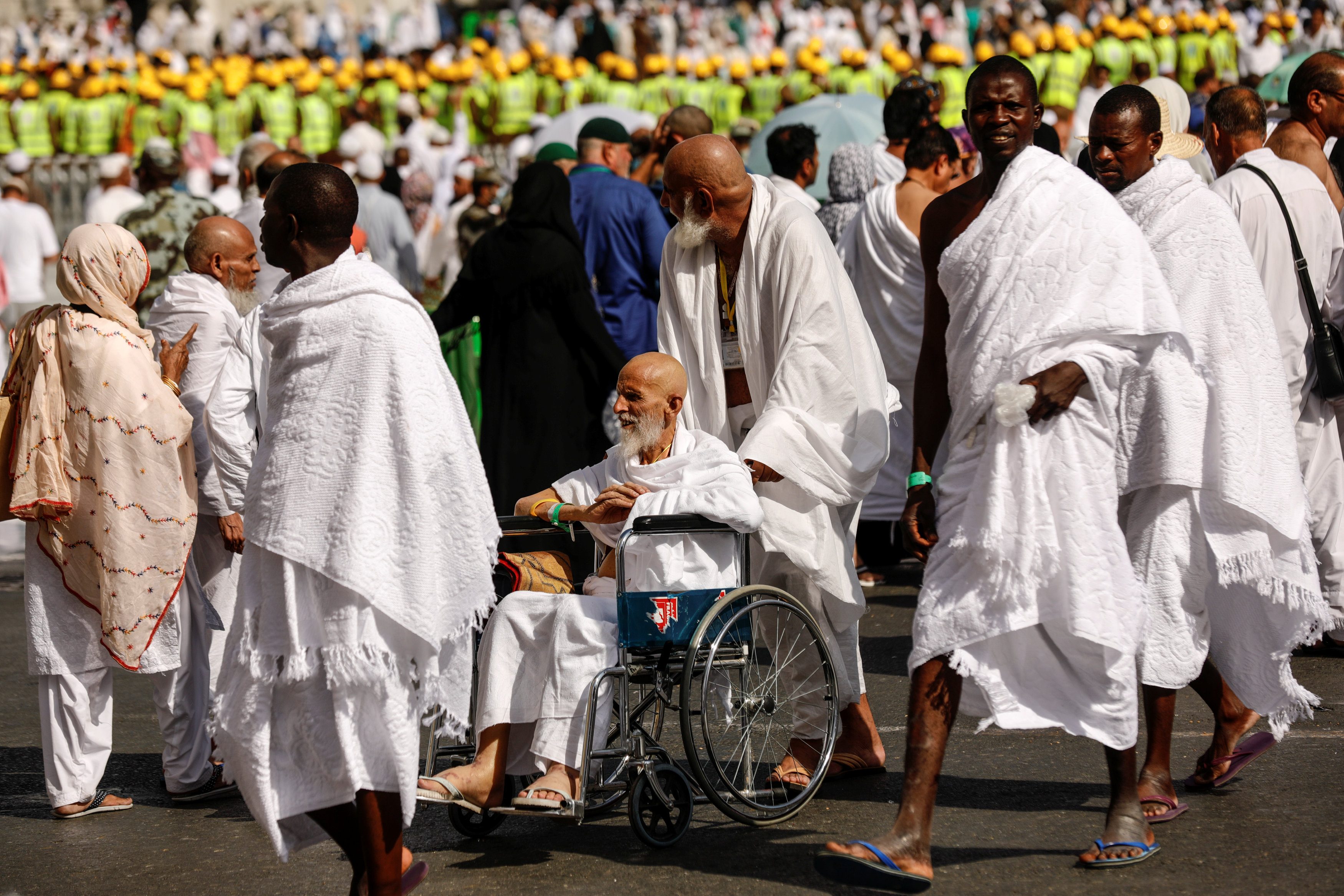 الحجاج يتدفقون على مكة.. كل ساعة 278 ألف مصلٍّ بالحرم المكي، و107 آلاف طائفٍ حول الكعبة