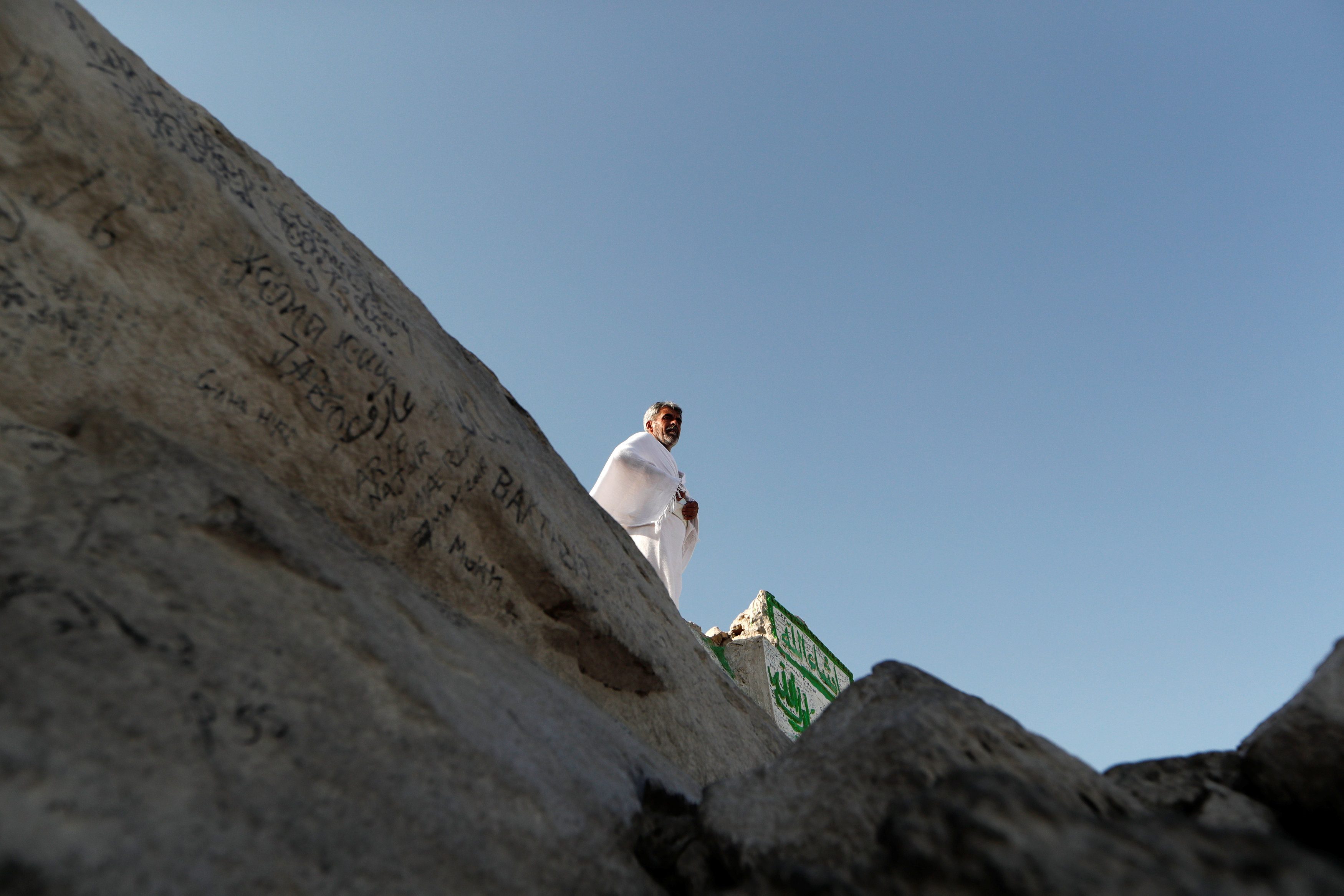 الحاج العراقي الذي مات وسط الحرم.. توفي ابنه قبل 9 سنوات، السلطات السعودية تقول إنه انتحر وعائلته تؤكد أنه قتل