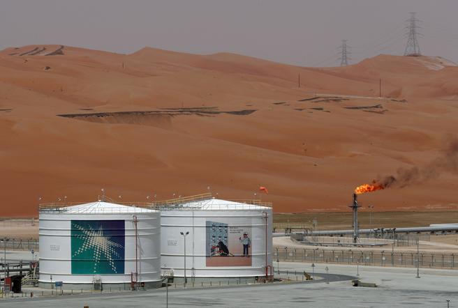 السعودية تنفي التراجع عن بيع أسهم بأرامكو «الأضخم في التاريخ».. لكن موعد الطرح ما زال غامضاً