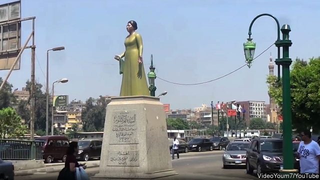 شوهوا تمثال الخديوي إسماعيل حتى أصبح كشخصية كرتونية.. مجلة بريطانية: الحكومة المصرية تعتبر الفن تهديداً