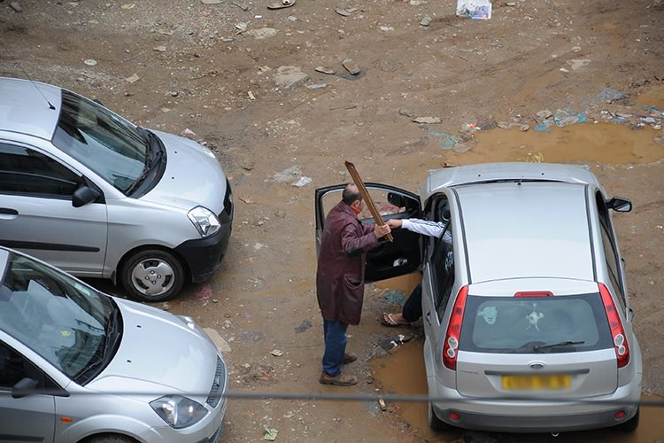 بعدما أصبح منطقها «ادفع وإلا ستموت».. الجزائر تعلن الحرب على أصحاب مواقف السيارات