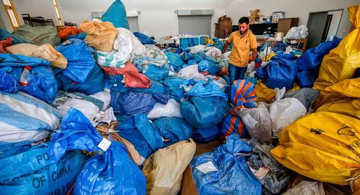 طرد خاص يصل إلى فلسطينيين بعد تأخره 8 سنوات!.. وزنه 10 أطنان وأصحابه لا يزالون ينتظرونه