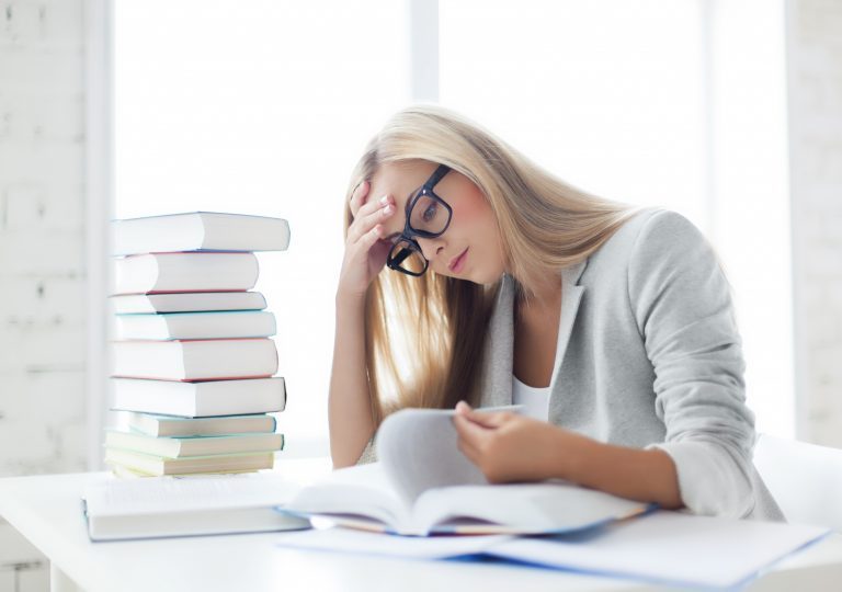 ليست بكثرة القراءة.. متى يحقُّ لنا أن نقولَ عن أحدهم «مثقف»؟