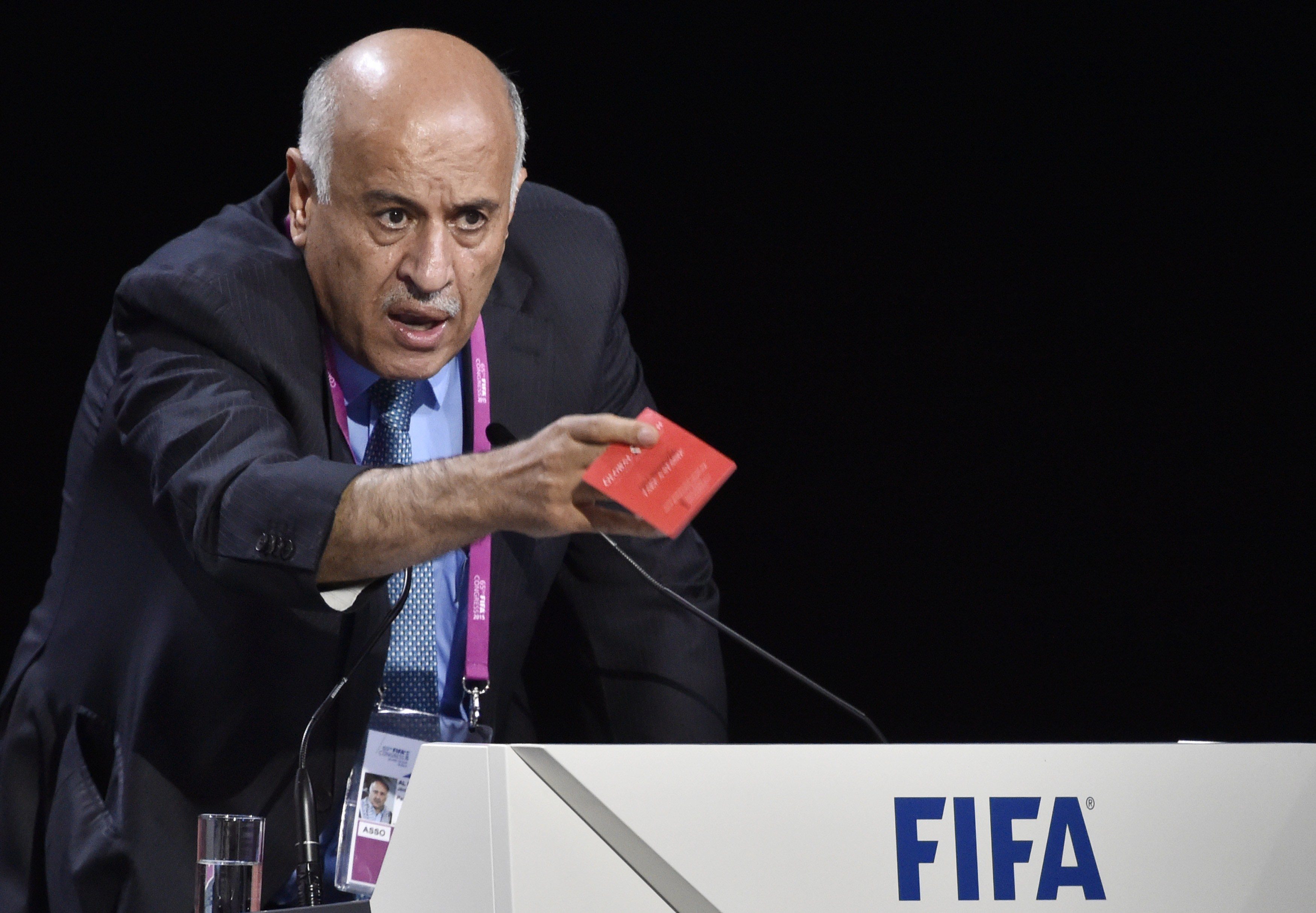 بسبب ميسي وإسرائيل.. الفيفا يوقف رئيس الاتحاد الفلسطيني لكرة القدم عاماً كاملاً