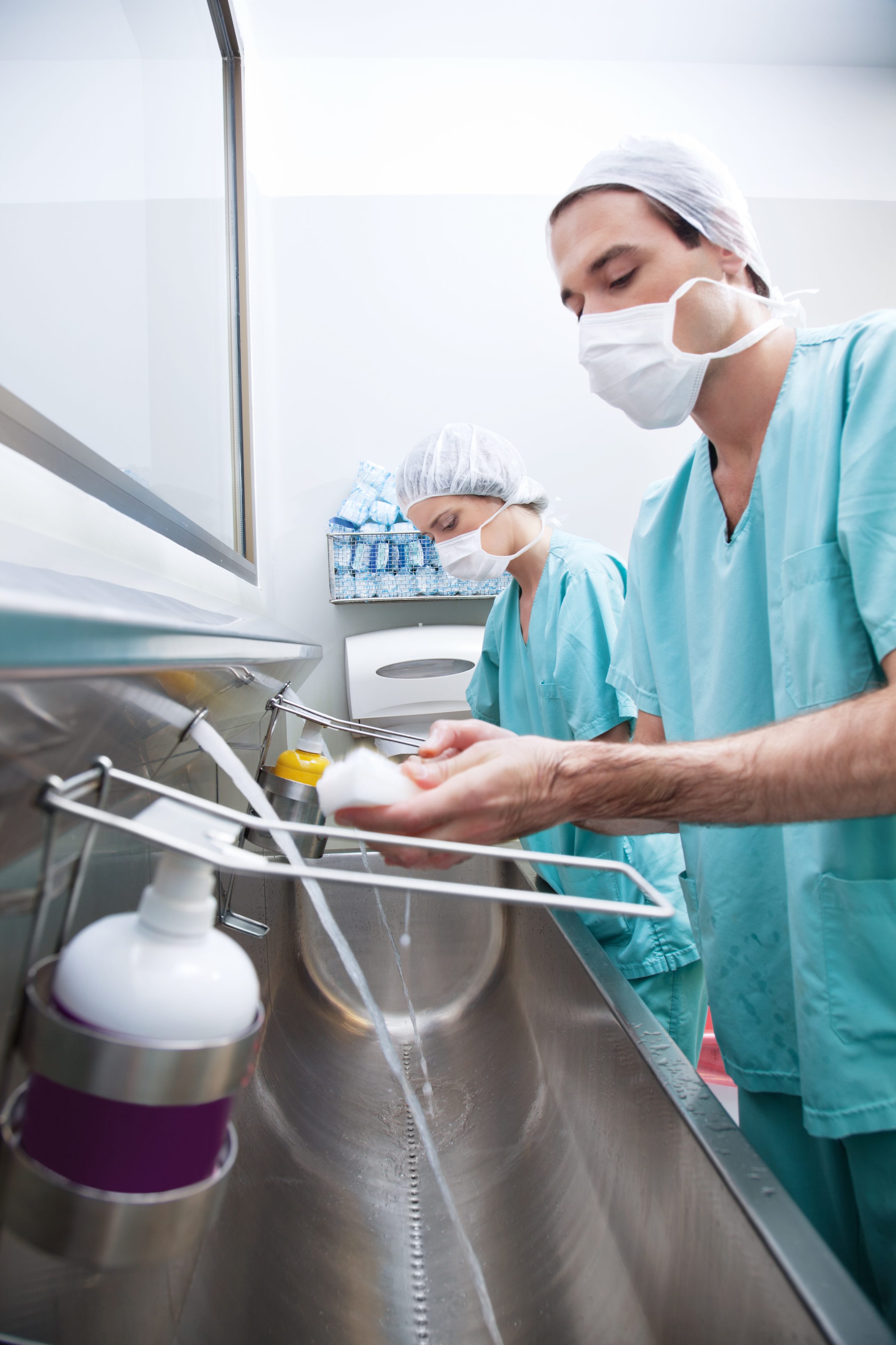 الكحول لم يعد معقم كافي وأمراض جديدة في الطريق.. العلماء يحذّرون: البكتيريا أصبحت مقاوِمة لمطهرات المستشفيات