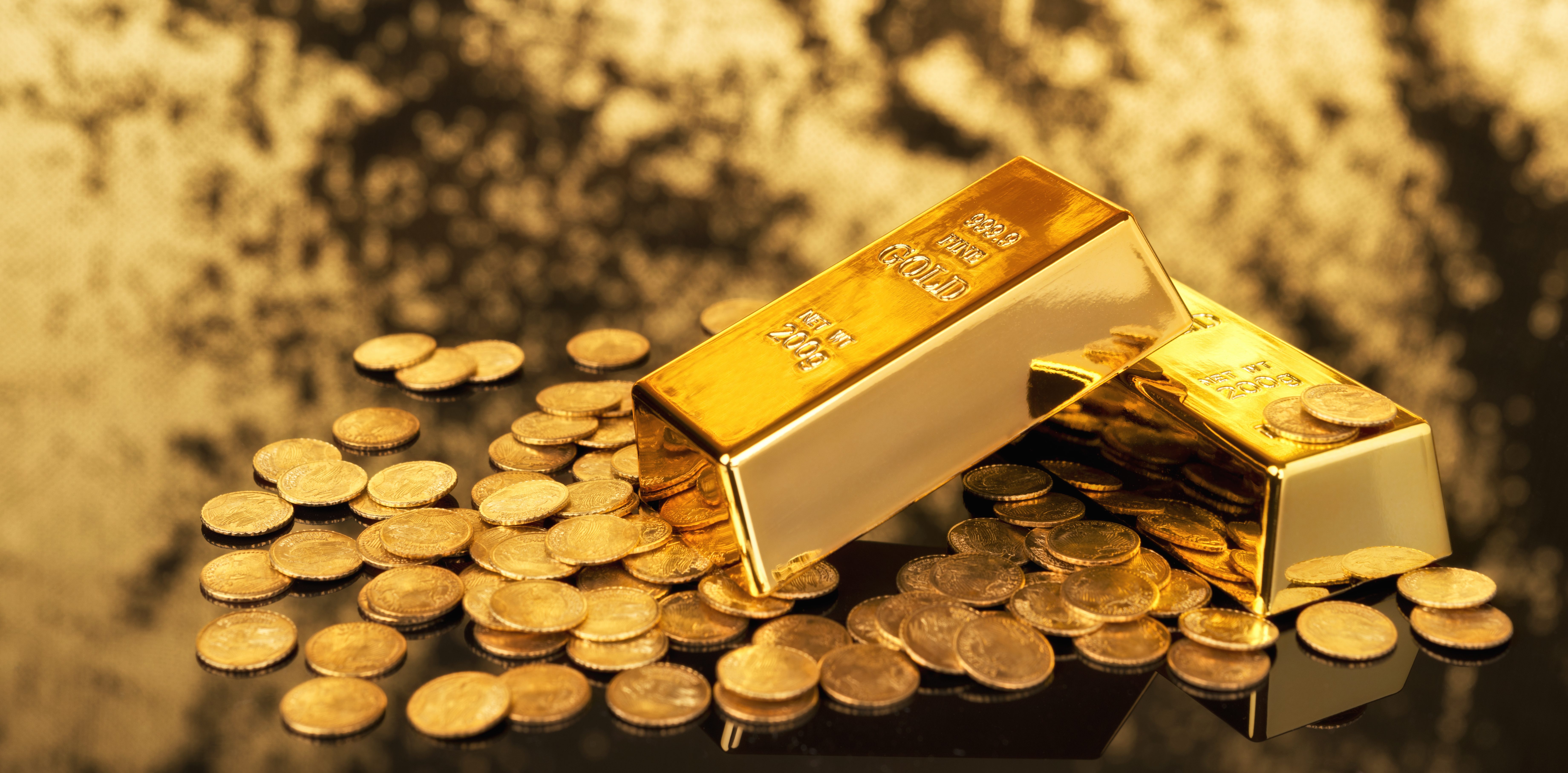 فرصتك الأمثل للشراء.. الذهب يهبط إلى أدنى سعر له منذ عام