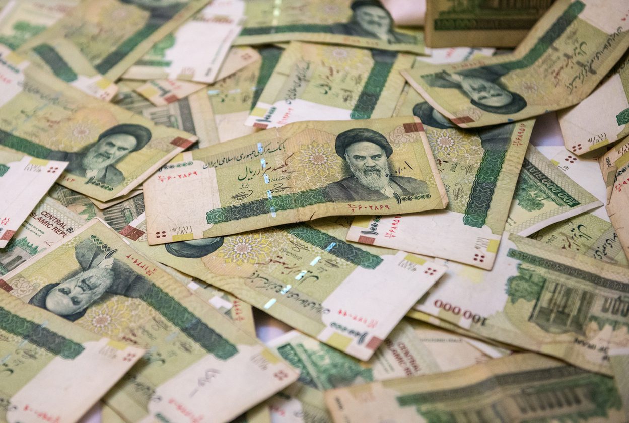 اعتقال تجار العملة، واغلاق شركات الصرافة .. كيف تنقذ إيران انهيار عملتها أمام الدولار؟