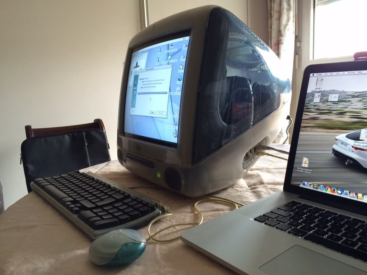 “جدُّ” كومبيوترات آبل لم يكن طيباً كما تظن.. iMac G3 كان سيئاً للغاية، لكن بألوان رائعة!