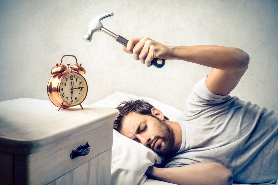 هل تعتاد ضغط زر الغفوة «snooze» أثناء نومك؟ احذره فإنه ضار بالدماغ والجسم