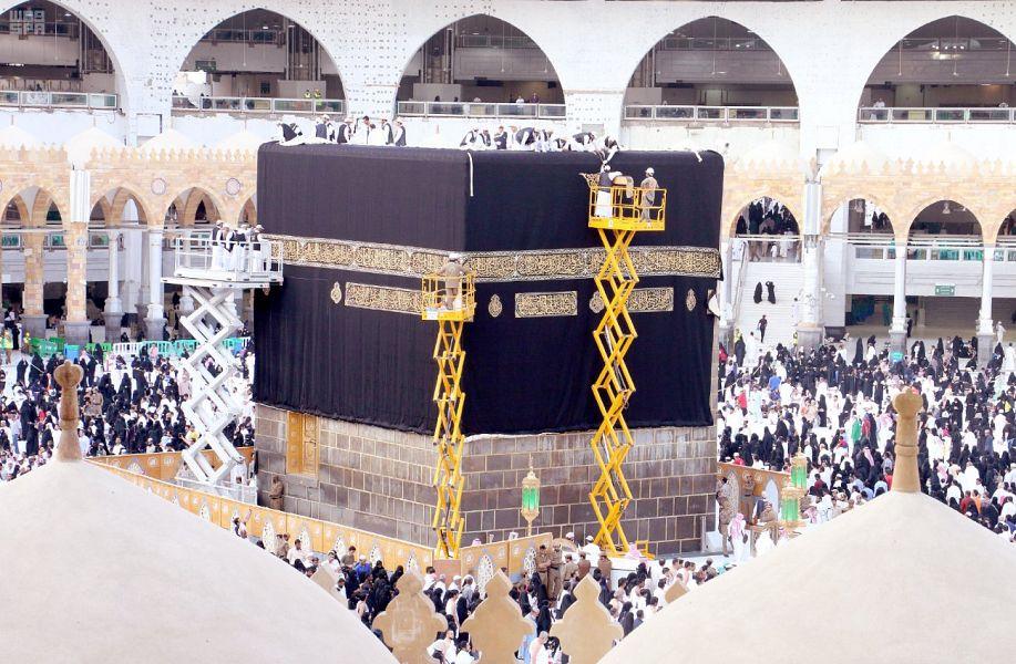 مئات الكيلوغرامات من الذهب والحرير والفضة.. هكذا يتم تغيير كسوة الكعبة