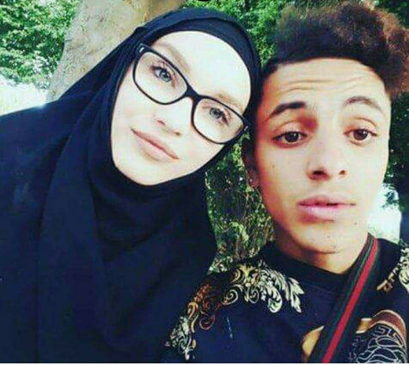 قصة حب بين جزائري وفتاة ألمانية تنتهي بالترحيل.. آلاف الشباب يستغلون زيارة ميركل إلى الجزائر للمطالبة بعدم ترحيلهم إلى بلدانهم