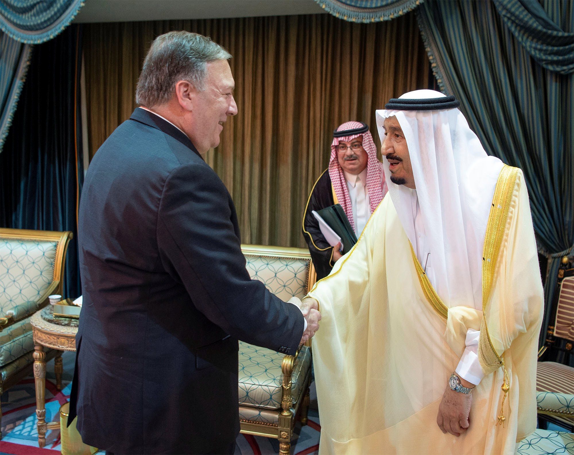 السفارة السعودية في واشنطن تتخذ قراراً مهمّاً تزامناً مع وصول بومبيو للقاء الملك سلمان