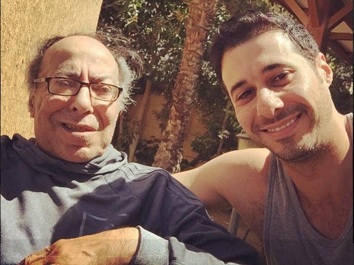 بعد شائعات بمرضه ثم وفاته.. نجل السعدني ينشر صوراً له ليطمئن جمهوره ويعلق: “أبويا ضربني بعدما صورته”