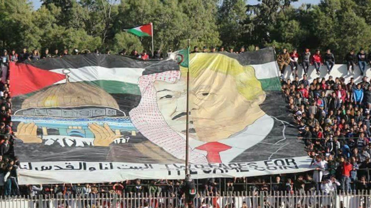البطالة والهجرة وحتى القضية الفلسطينية حاضرة في شعارات مباريات كرة القدم.. شباب الجزائر يحوِّلون مدرجات الملاعب إلى منبر لبثِّ رسائلهم