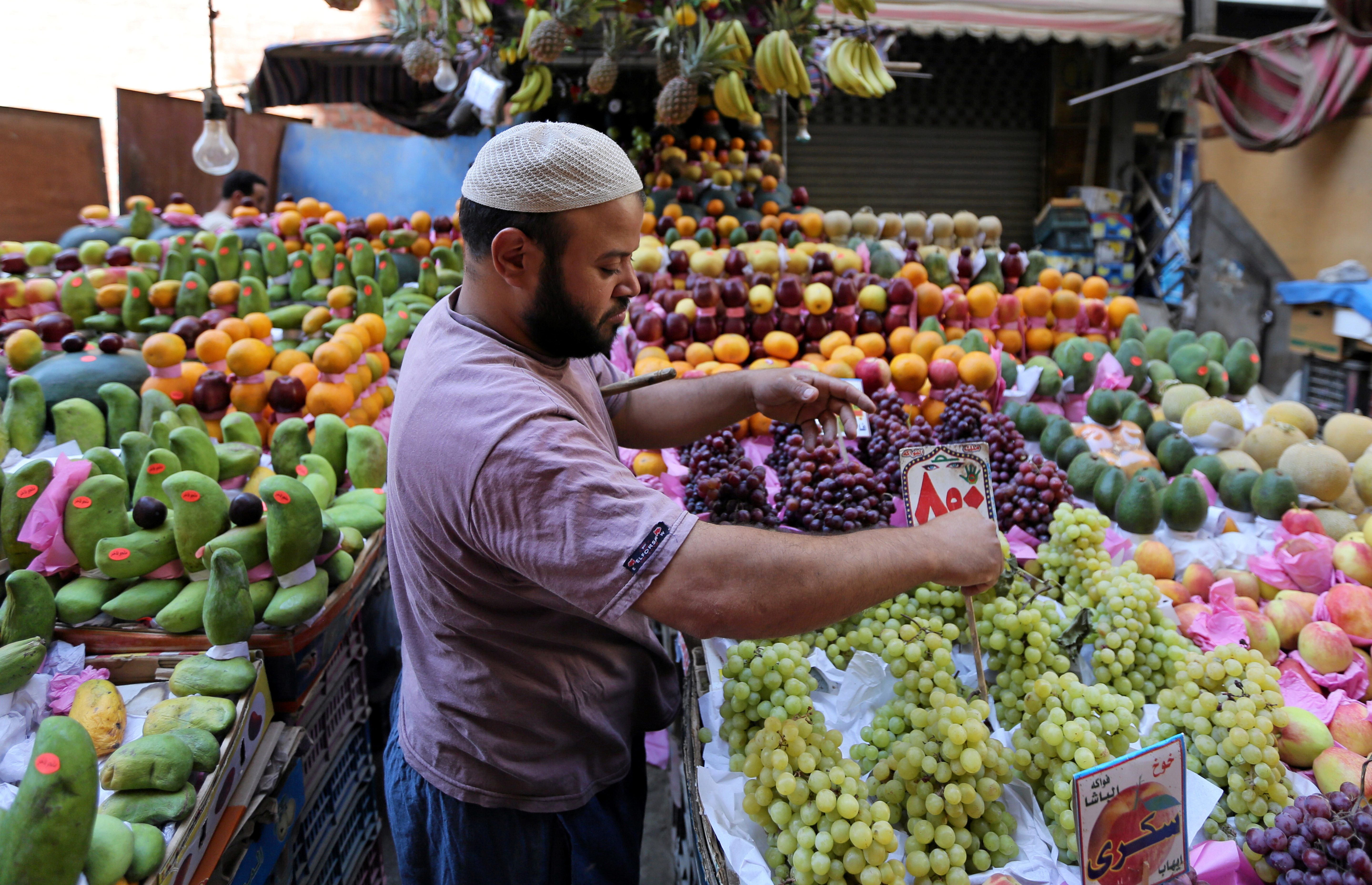بسبب جشع تجار الجملة.. المصريون غاضبون من ارتفاع أسعار الفاكهة ويقررون مقاطعتها