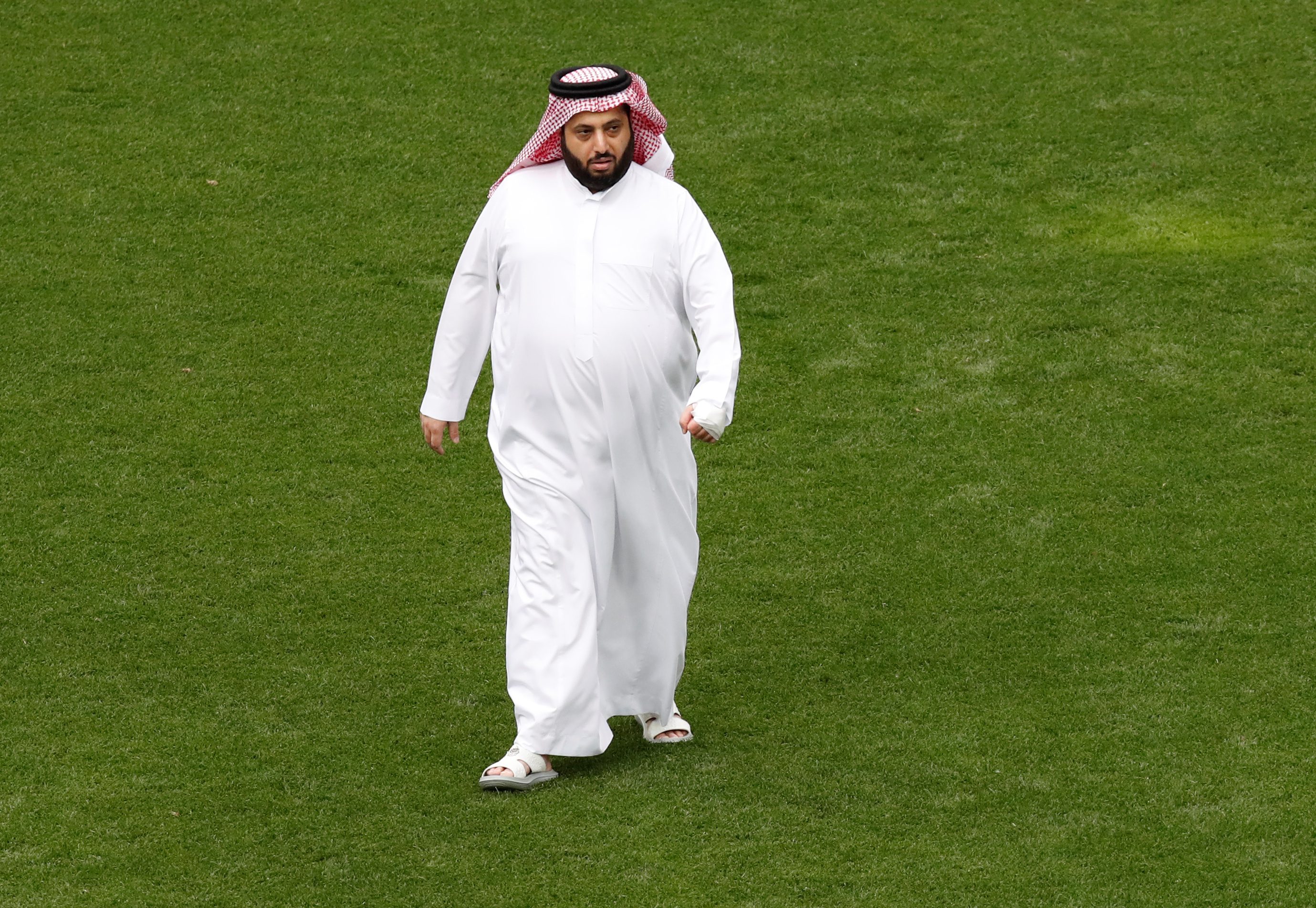هل عاقب الاتحاد الإفريقي الأهلي المصري بسبب تركي آل الشيخ؟ الأنباء متضاربة