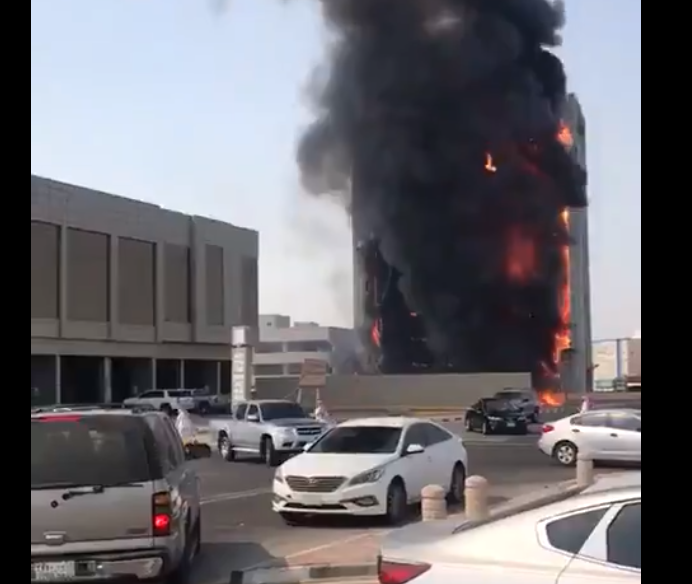استعانوا بالطائرات لإطفائه.. شاهد: حريق ضخم يلتهم مبنى النيابة العامة شرق السعودية، والسلطات تفتح تحقيقاً