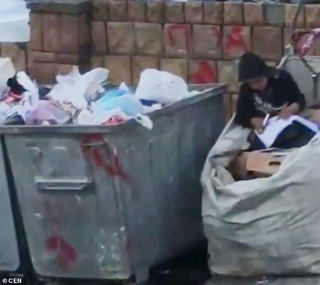 دي ميلي: طفلة سورية كانت تدرس فوق كومة نفايات