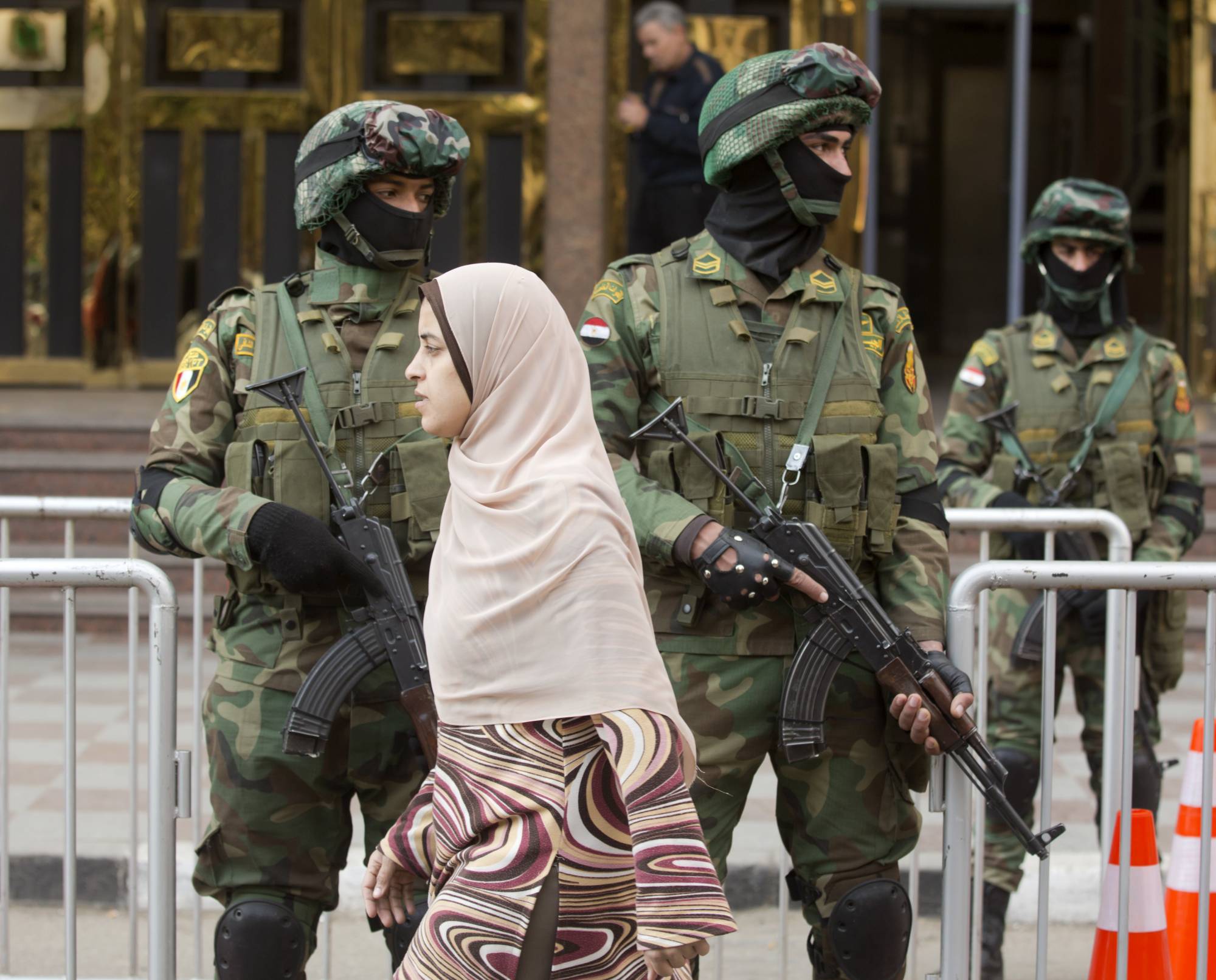 أنا فتاة وأتعرض للتفتيش 4 مرات كل يوم.. كيف تحولت شوارع القاهرة إلى ثكنات عسكرية؟