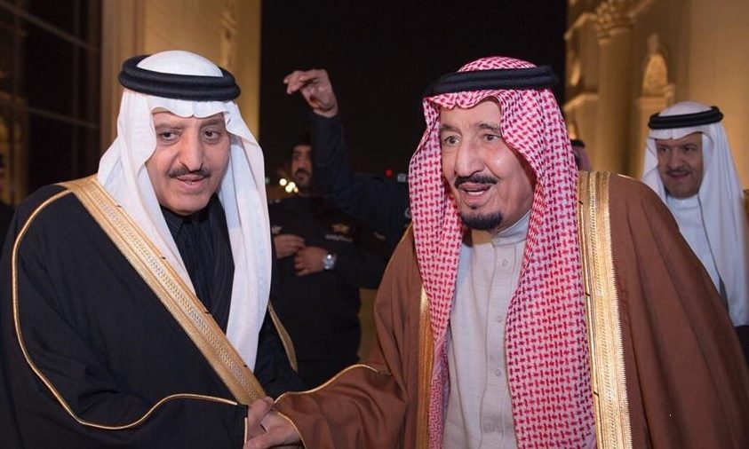 أمير سعودي هتف بعض الغاضبين أمامه «يسقط آل سعود»، فردَّ عليهم: الملك وولي عهده يتحملان المسؤولية (فيديو)