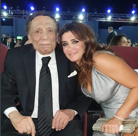 عادل إمام كان يتحدث مع فتيات ولم ينتبه للدَّرَج، أما غادة عادل ففستانها السبب.. فنانون تفادوا السقوط على السجادة الحمراء بمهرجان الجونة