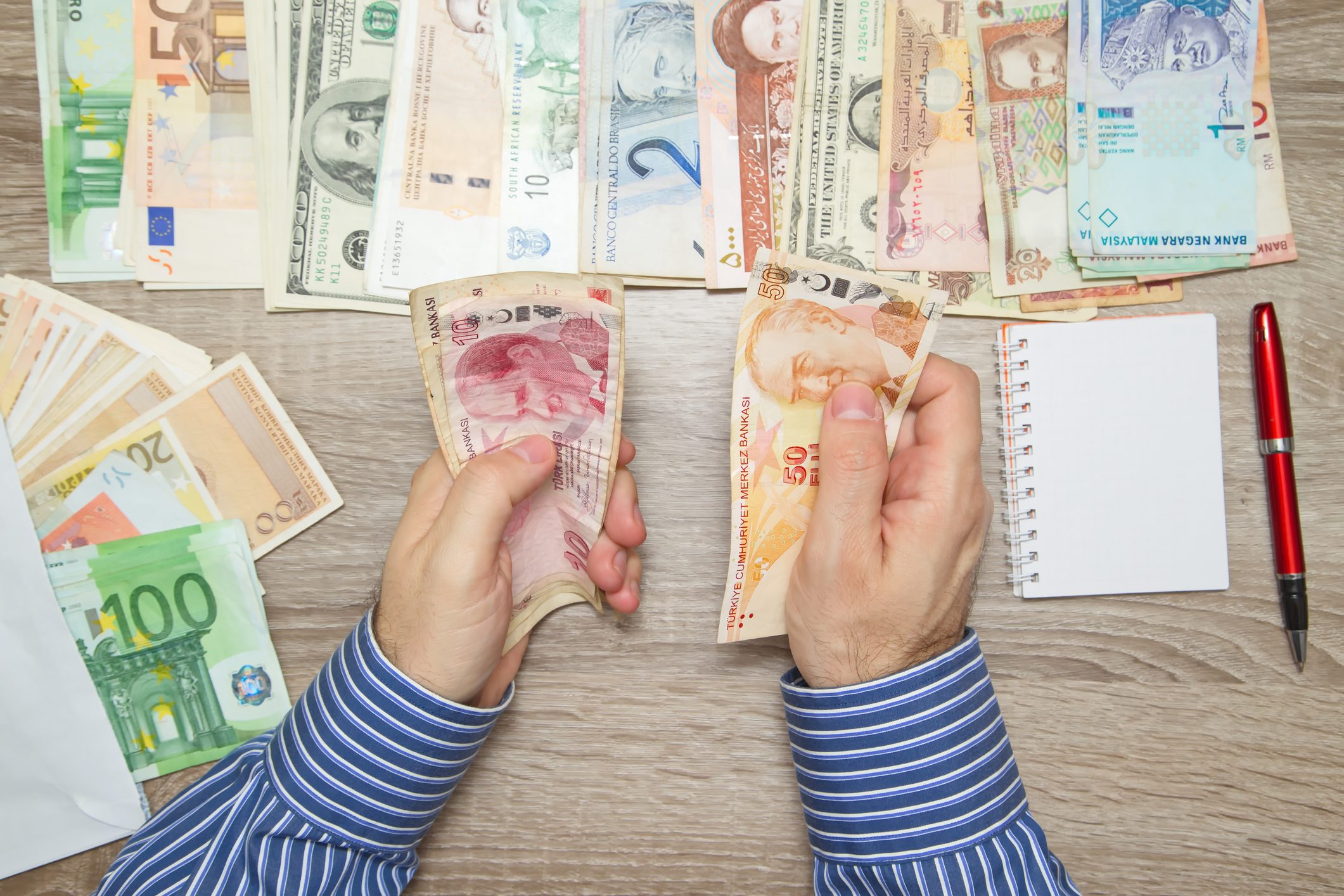 أي ستوك: لماذا تطبع الدول أموالها في بلدان أخرى