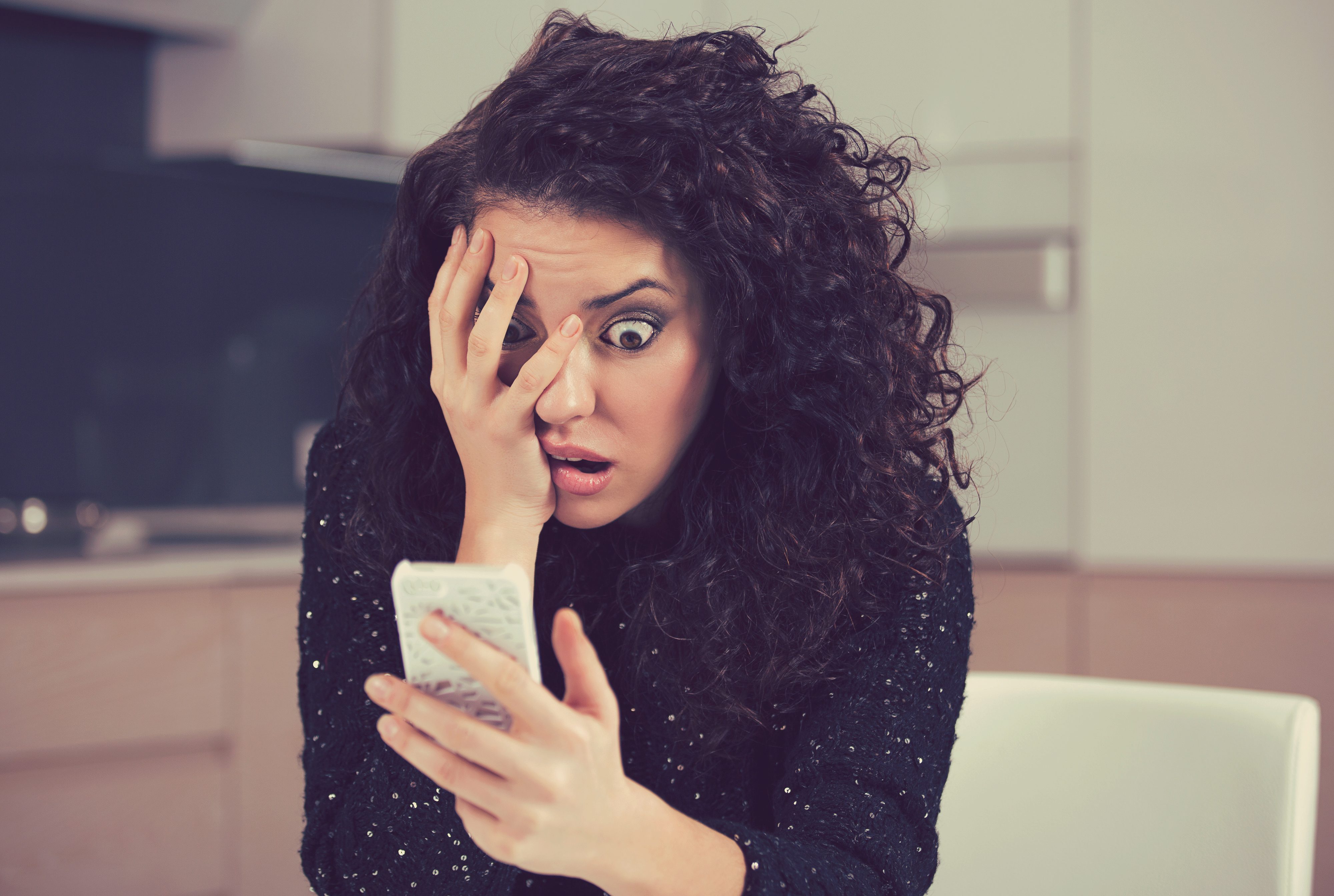آبل تتعرض للانتقاد بعد طرح هواتف آيفون الجديدة.. والنساء هن السبب!