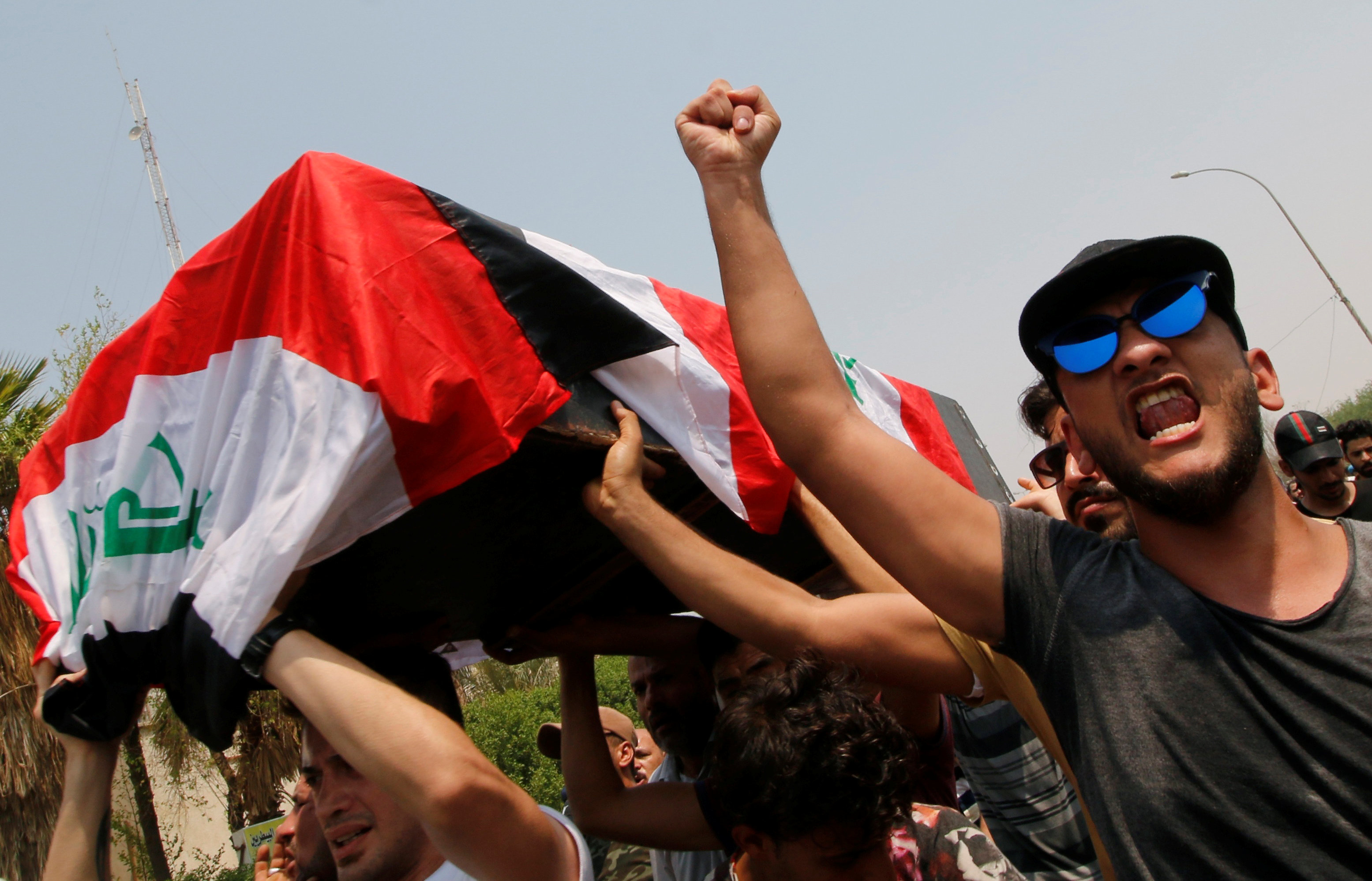 تسممنا بمياهكم الملوثة فتظاهرنا.. لماذا تقتلوننا في البصرة يا حكومة العراق؟
