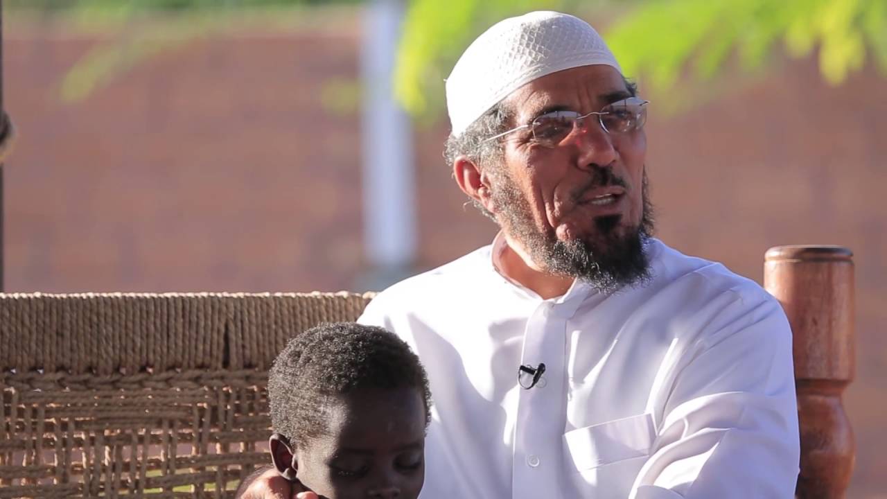 «مقيد اليدين ومعصوب العينين».. نجل الداعية «العودة» يتحدث عن تدهور صحة والده ونقله لسجن «الحائر»