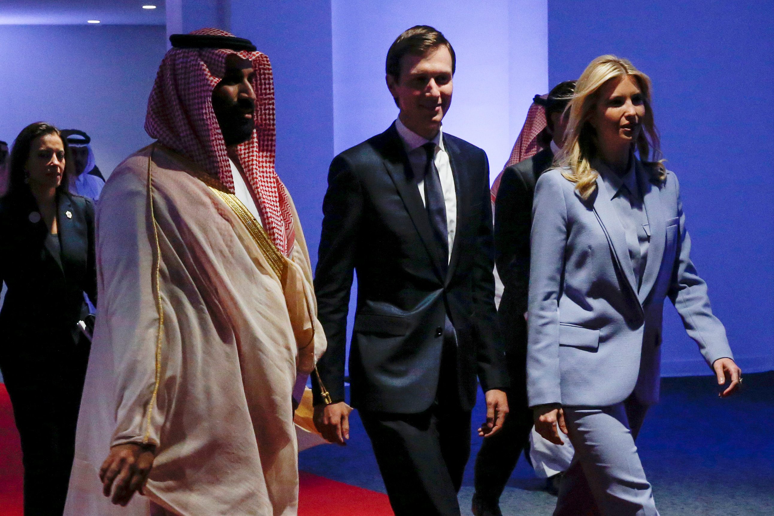 موظفو السفارة الأمريكية في الرياض يفجرون مفاجأة تثير قلق الكونغرس: كوشنر يستبعدنا من الاجتماعات مع المسؤولين السعوديين