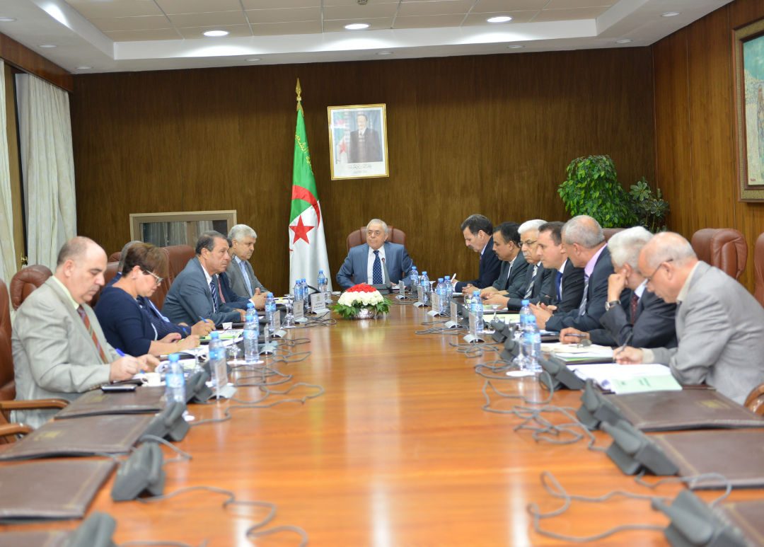 تجميد البرلمان الجزائري والمطالبة باستقالة الرئيس