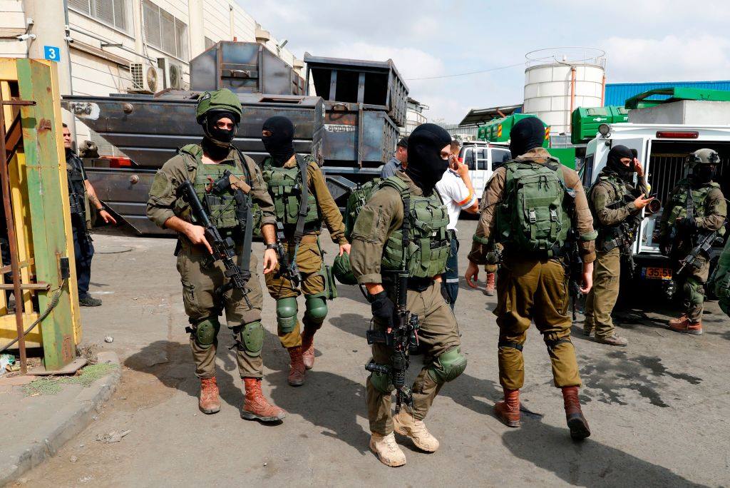 شاب فلسطيني ينفذ هجوماً مسلحاً ويقتل إسرائيليَّين قبل أن يلوذ بالفرار