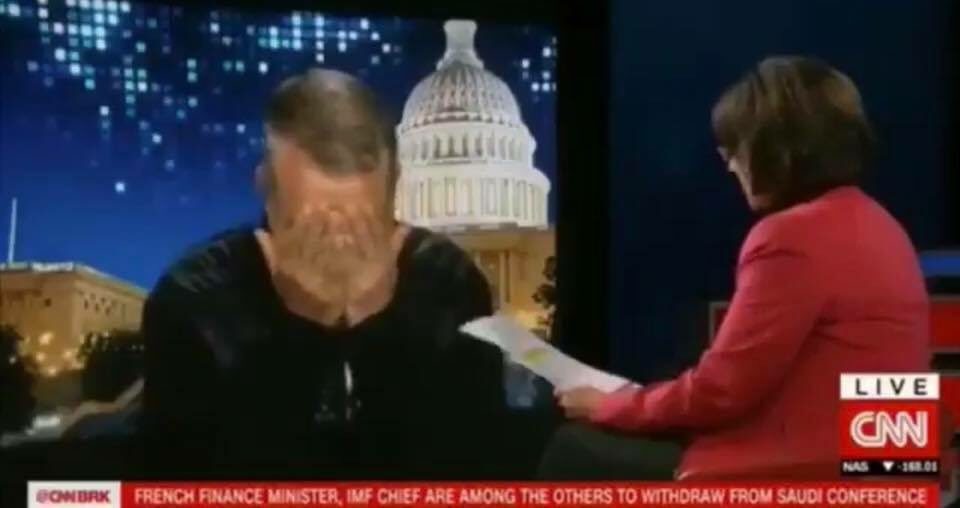 توماس فريدمان يغطي وجهه أثناء سؤال ألقته عليه CNN