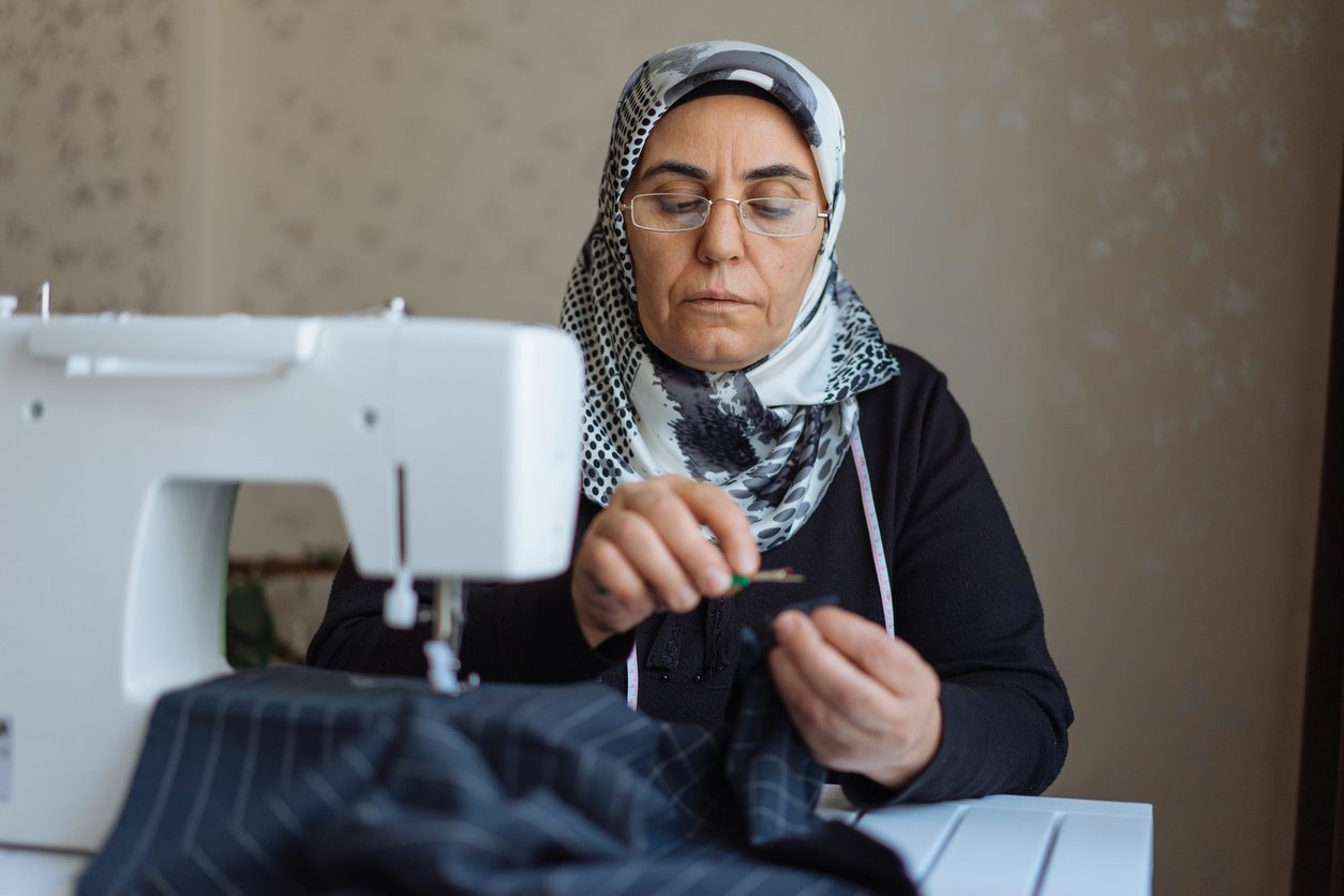 تمتلك زمام كل الأمور وتسيطر على عقل زوجك.. كيف تكون الحماة سبباً في إفساد الزواج؟