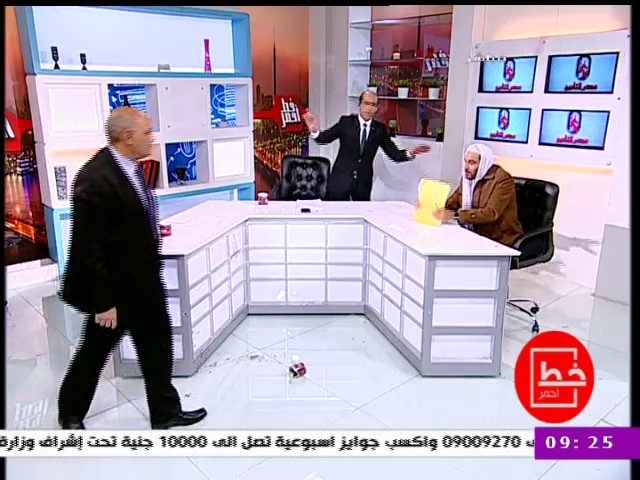 مشاجرة بين داعيتين مصريين واشتباكات بالأيدي على الهواء توقف برنامجاً حوارياً، لكن لحظة.. هذا الشيخ فعلها مرات سابقة! (فيديو)